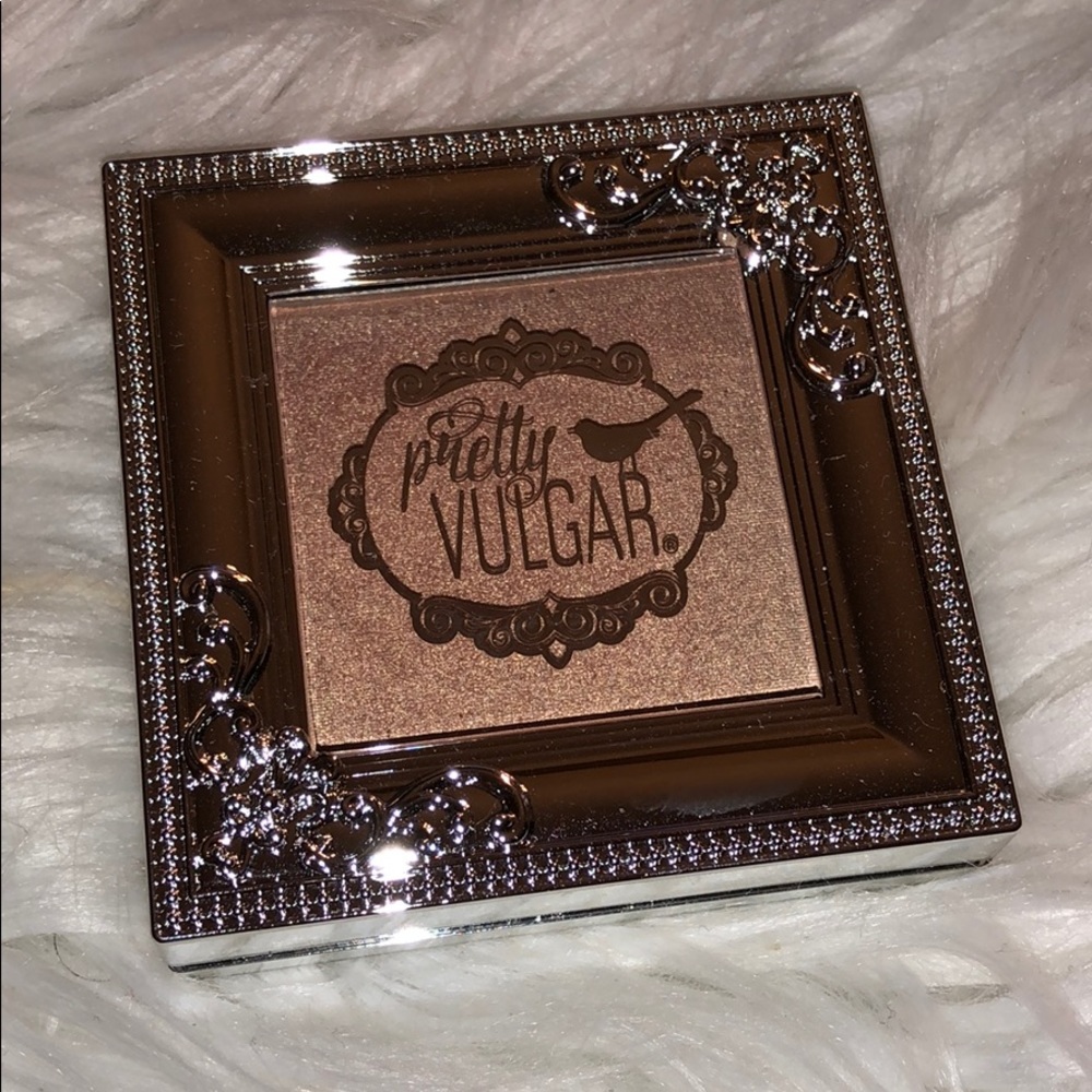 Pretty Vulgar shimmer swan highlighter in glow up